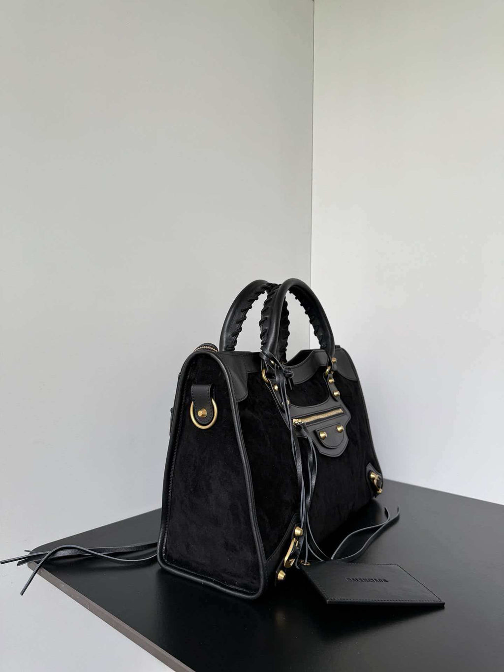 Classic and complex modern style handbag