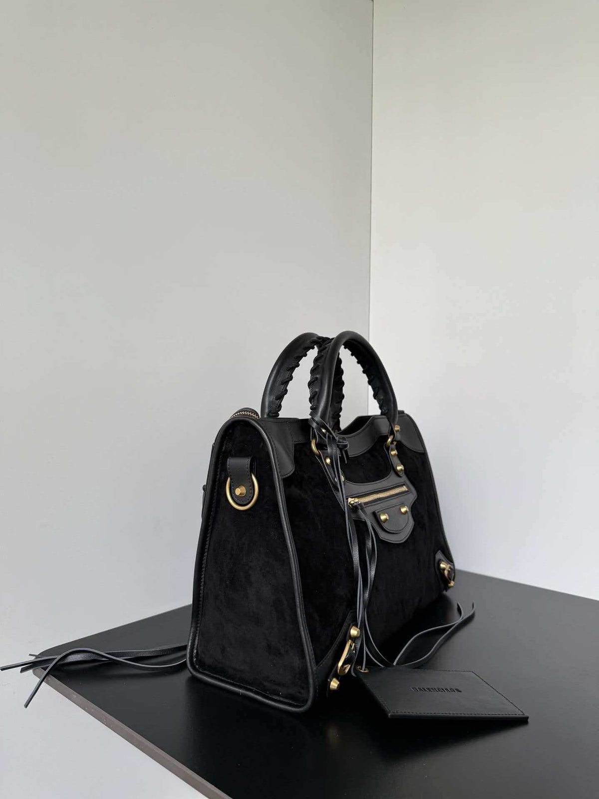 Classic and complex modern style handbag