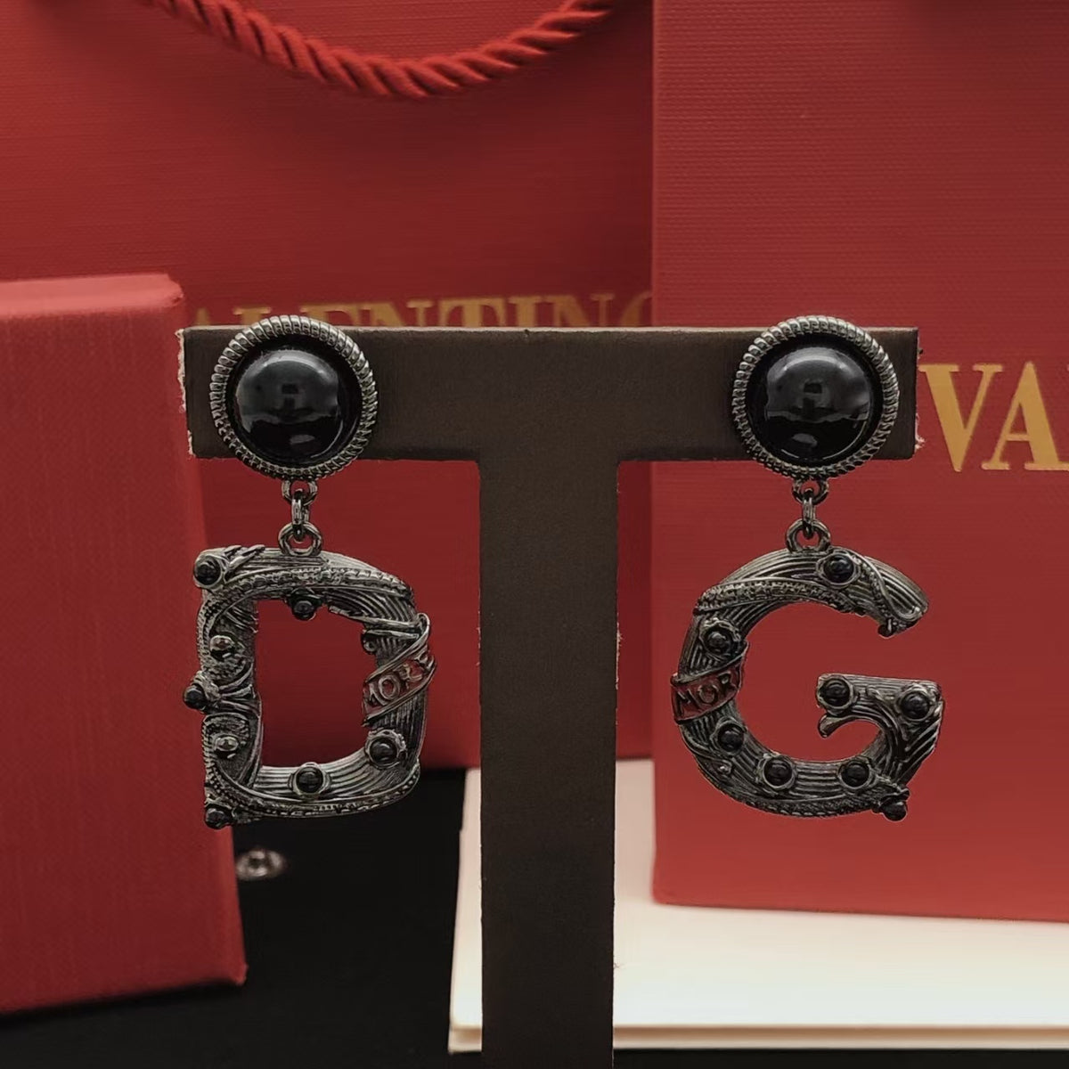 New retro black earrings