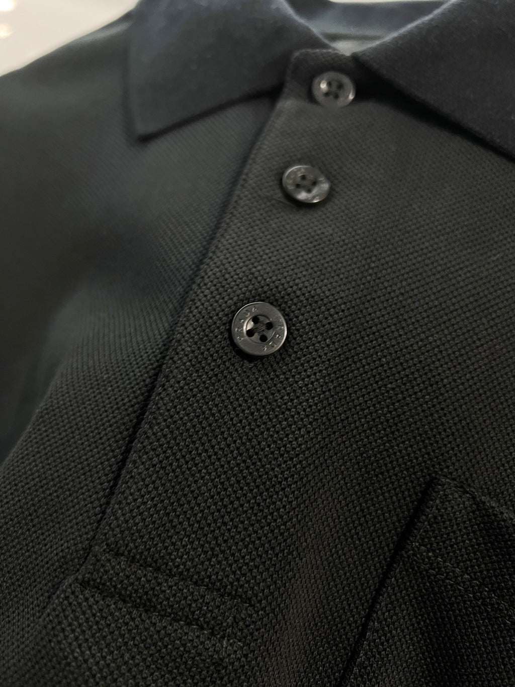 Chest pocket with metal triangle logo, leather seal, letter polo shirt
