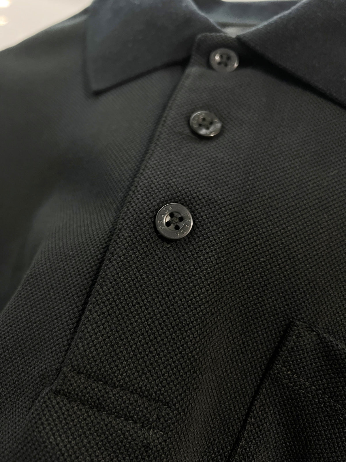 Chest pocket with metal triangle logo, leather seal, letter polo shirt