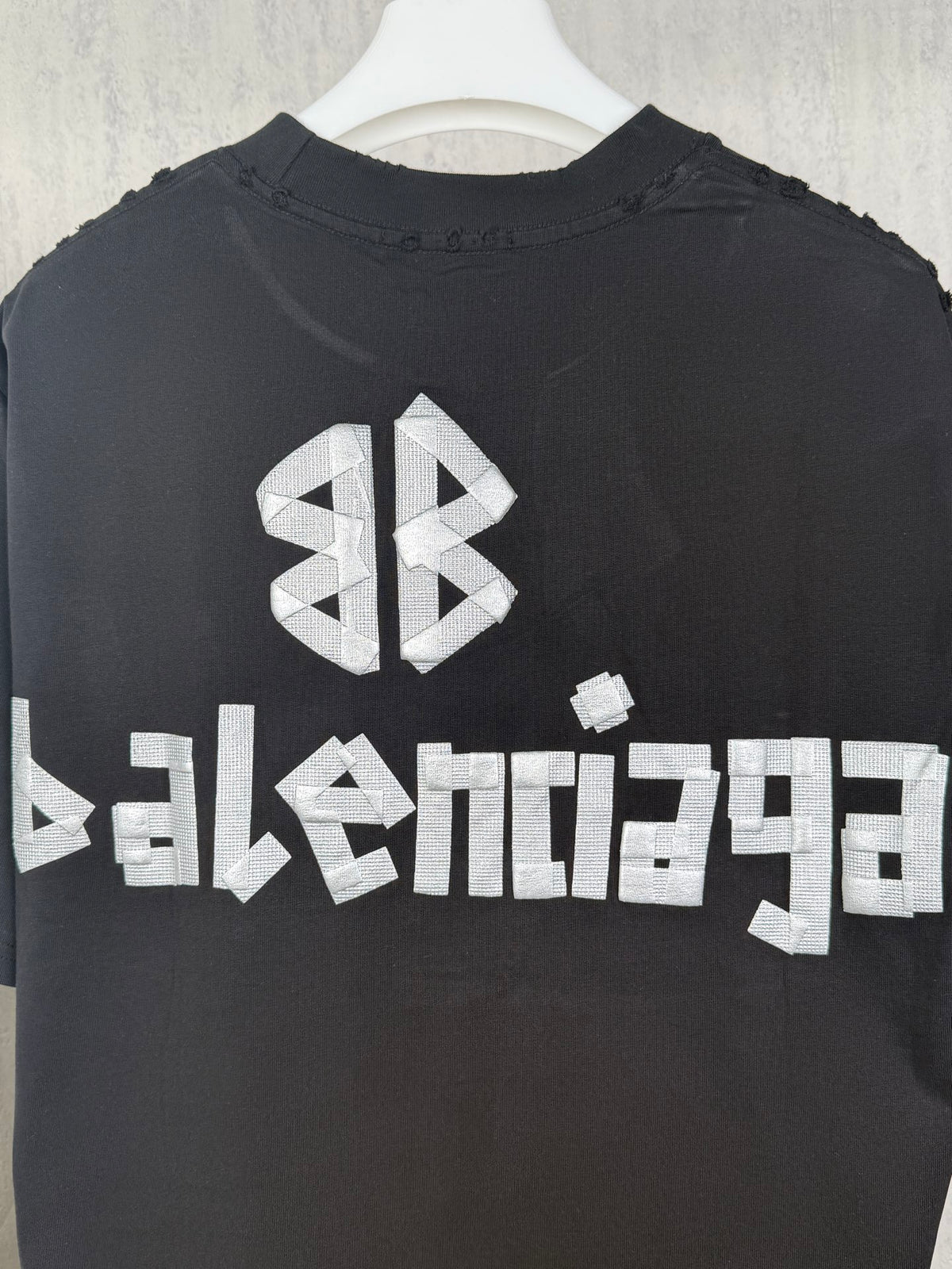 Adhesive tape letter pattern couple's short sleeved T-shirt
