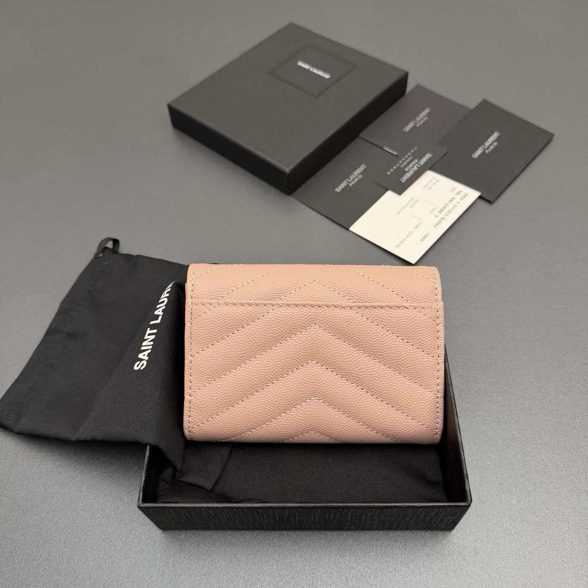 Short grain embossed leather envelope wallet \ nFlip wallet