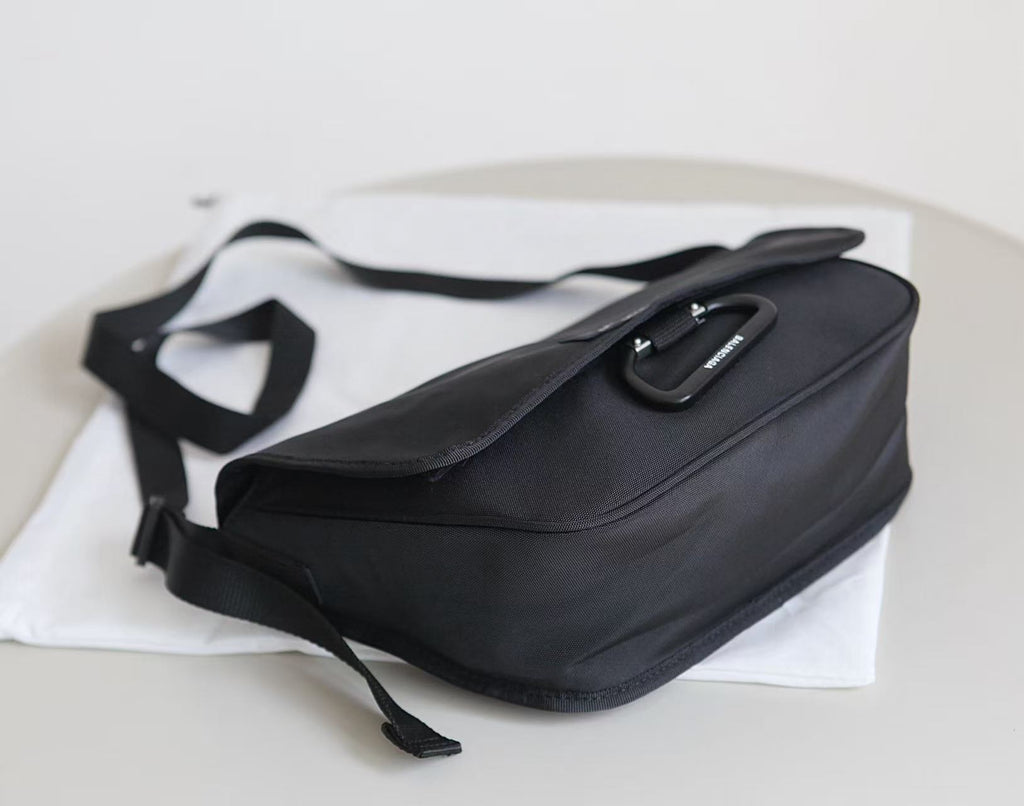 Velcro mountain buckle shoulder bag
