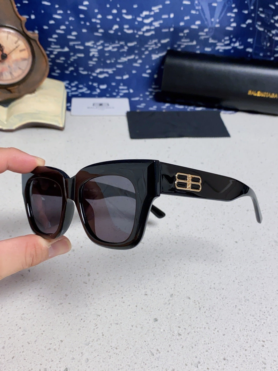 Small frame slimming sunscreen and UV resistant sunglasses