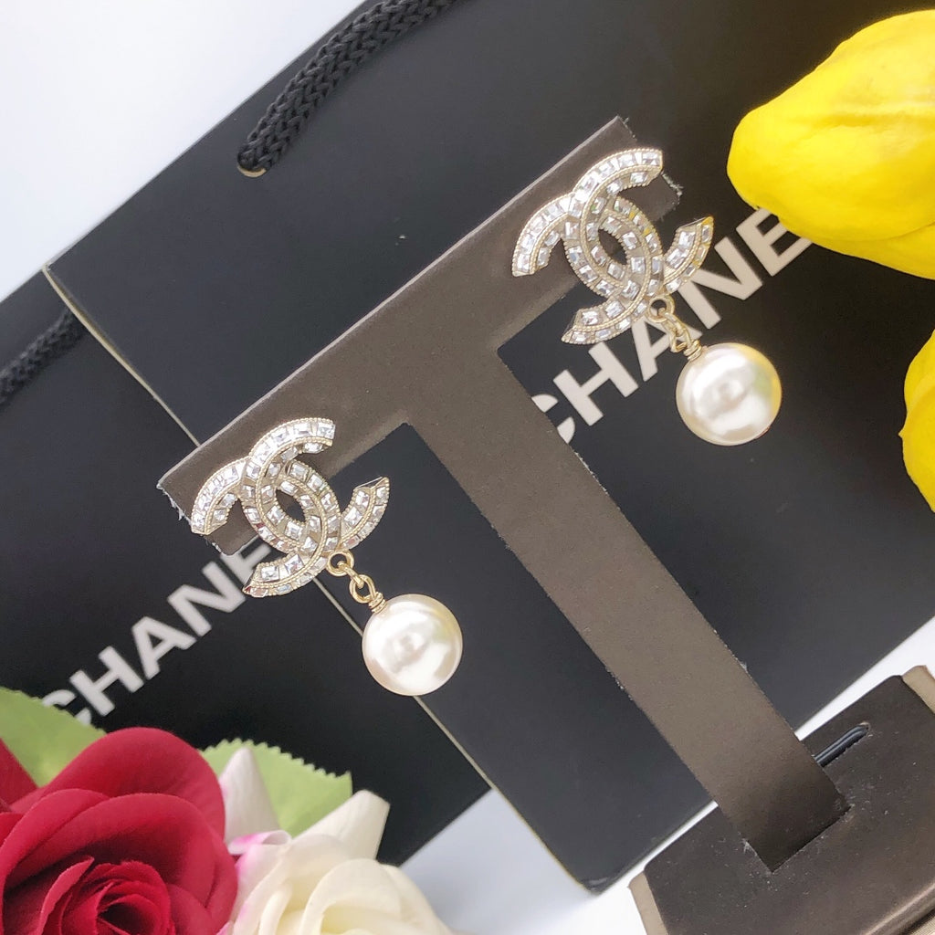 Hanging pearl earrings