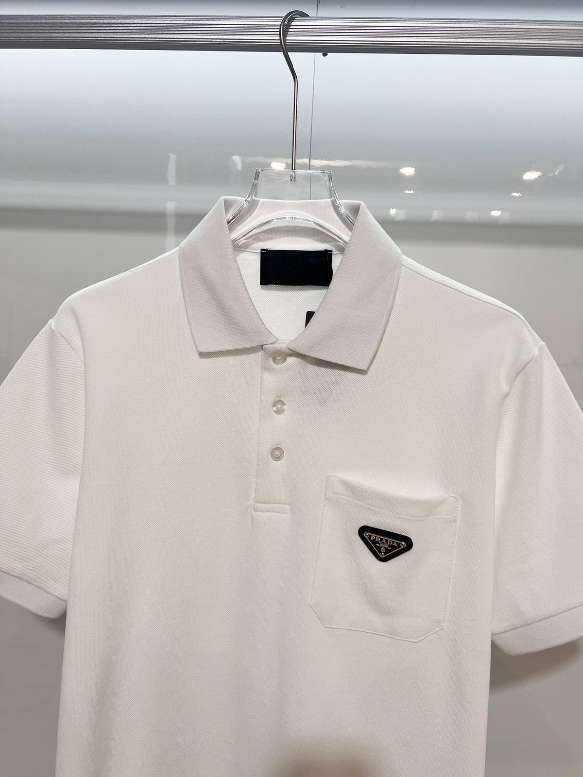 Chest pocket with metal triangle logo, leather seal, letter polo shirt