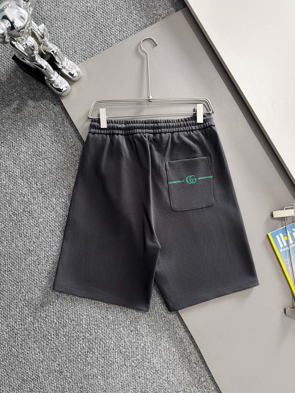 Front grain embroidered logo casual shorts