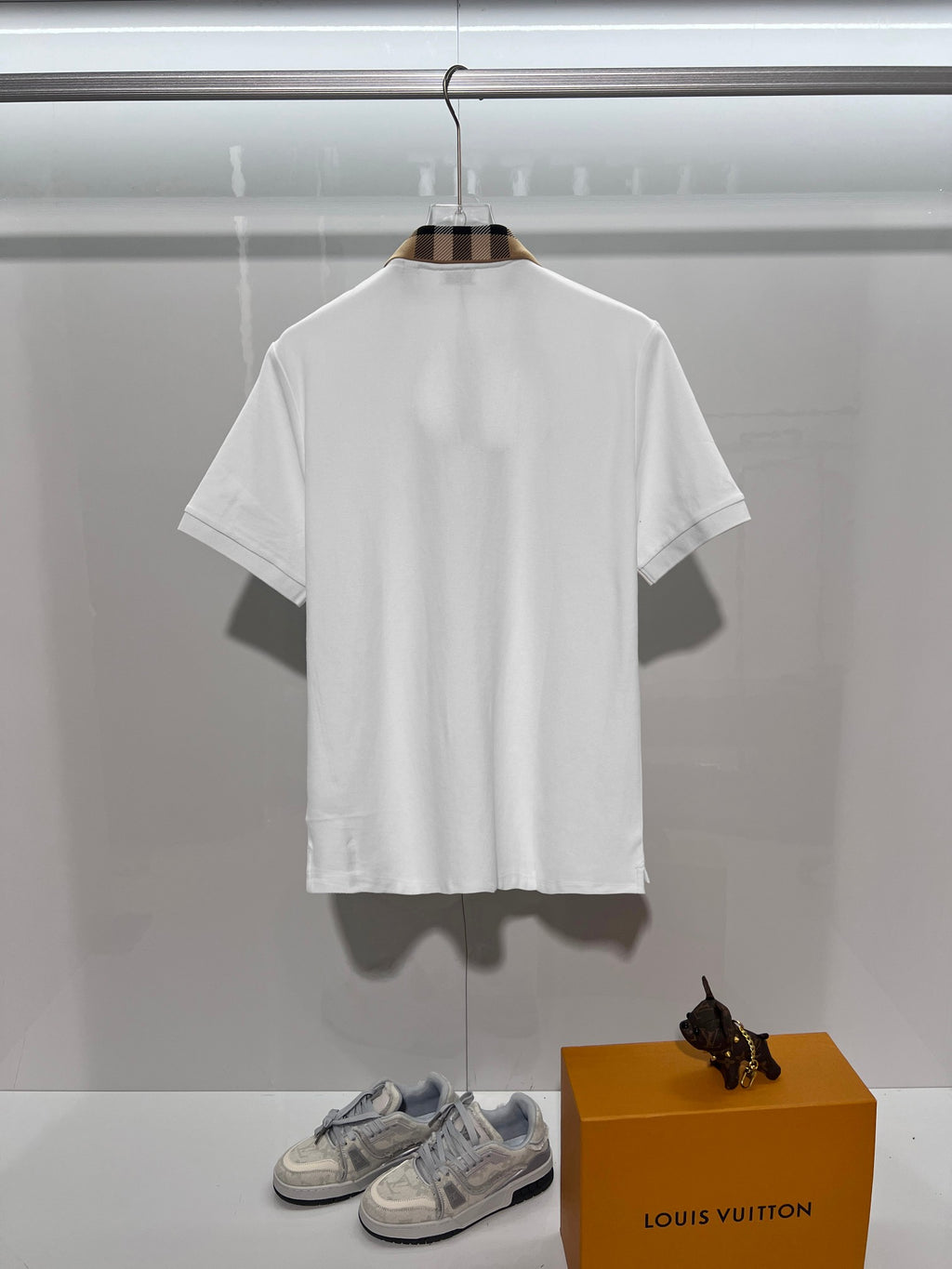 Minimally spliced contrasting plaid collar with letter polo shirt