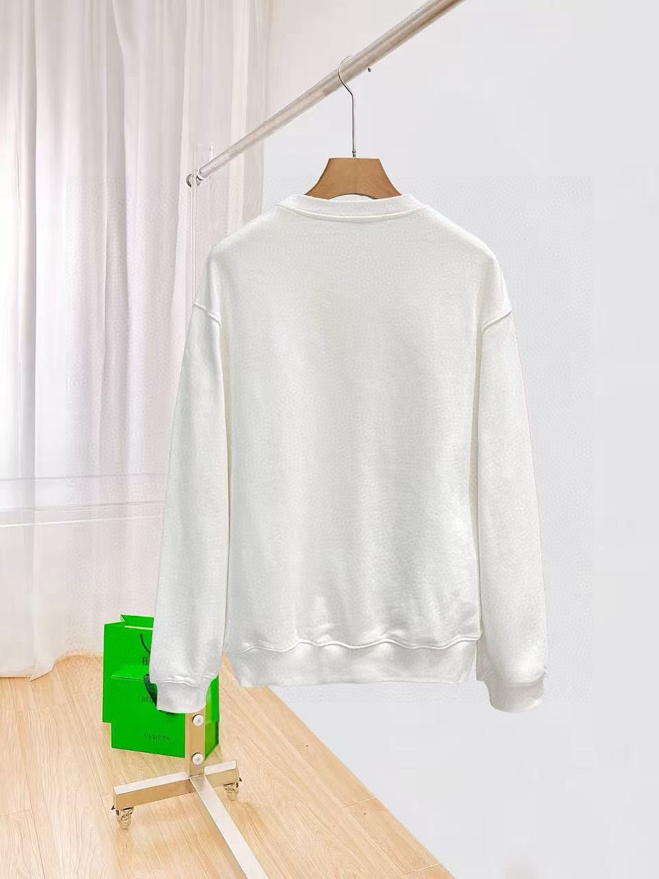 New long sleeved round neck sweatshirt 2
