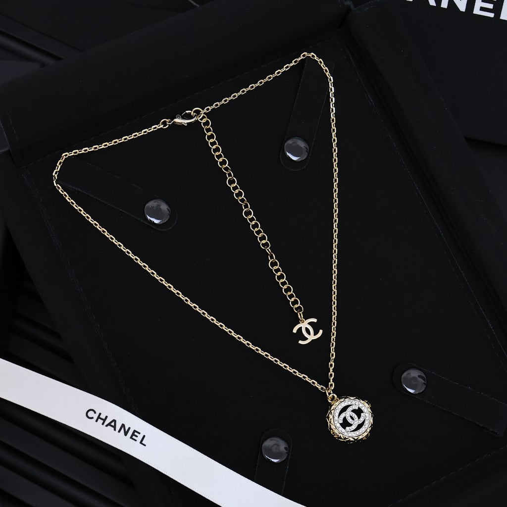 Two tone gold coin palace retro round necklace