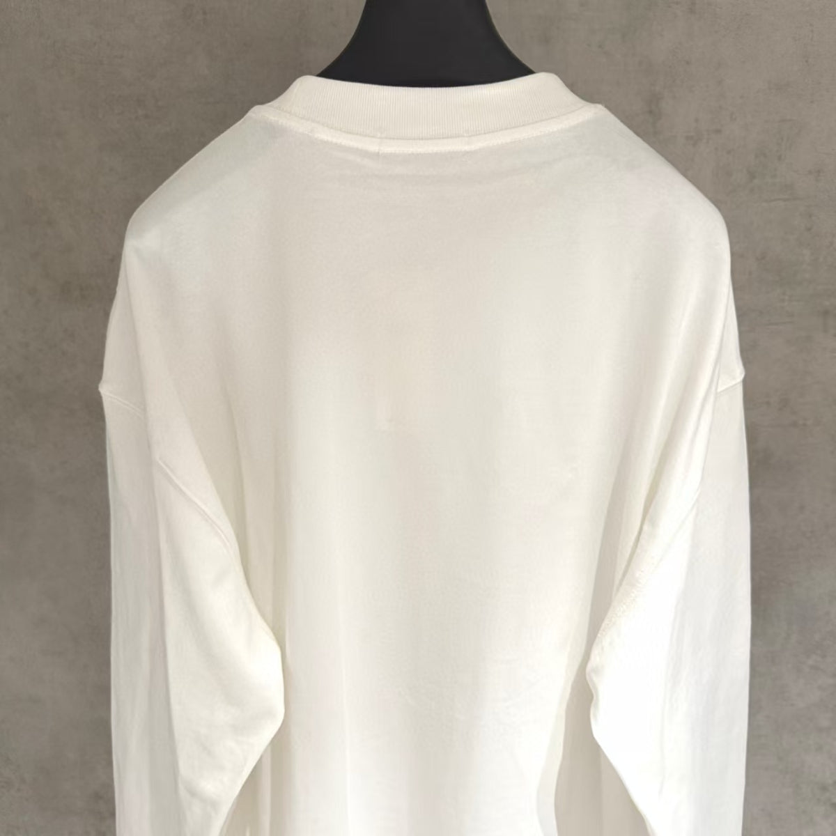 New round neck long sleeved sweatshirt