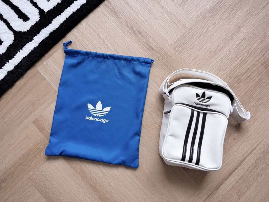 Co branded vintage three bar shoulder bag crossbody bag for both men and women