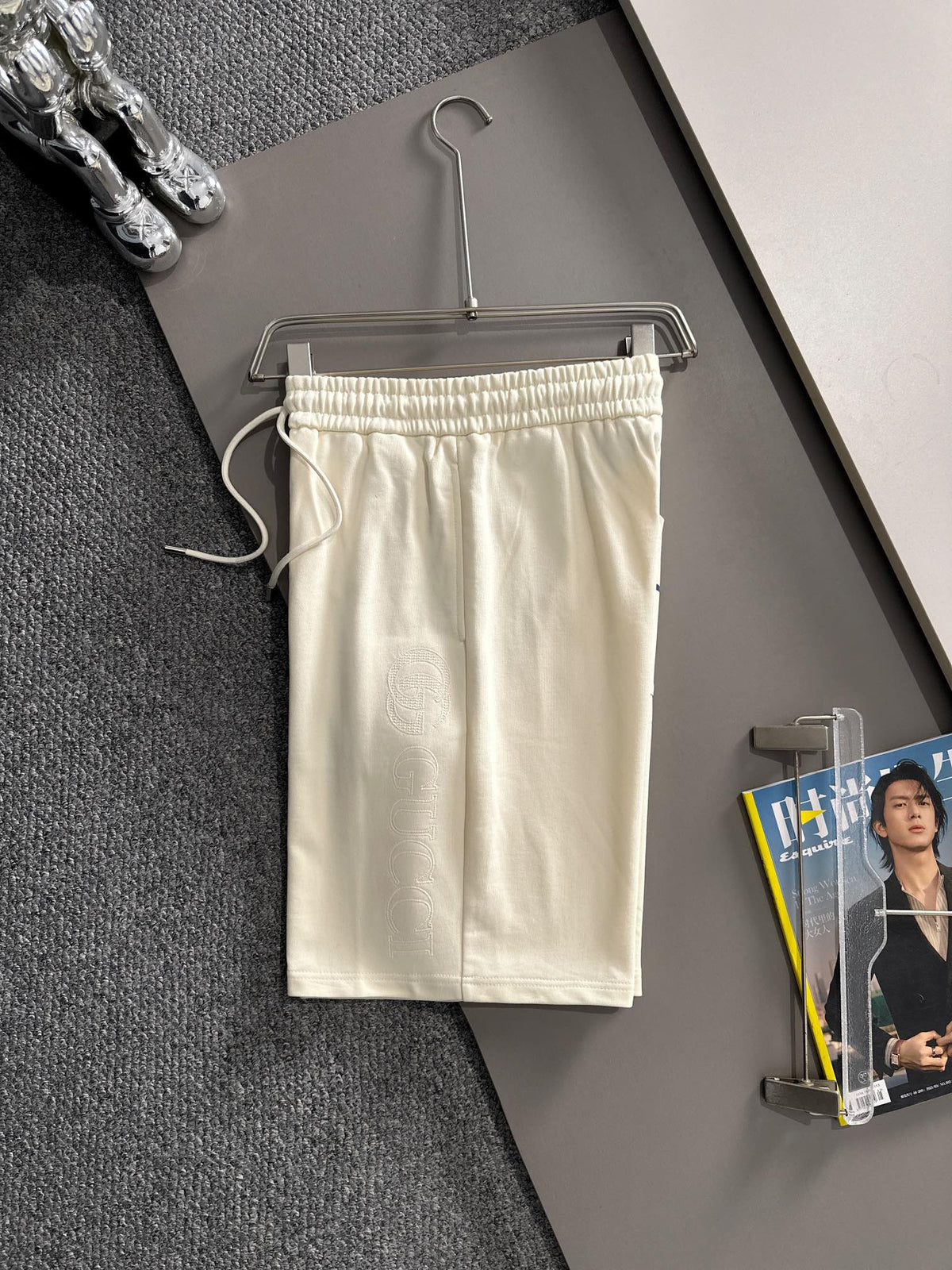 Front grain embroidered logo casual shorts