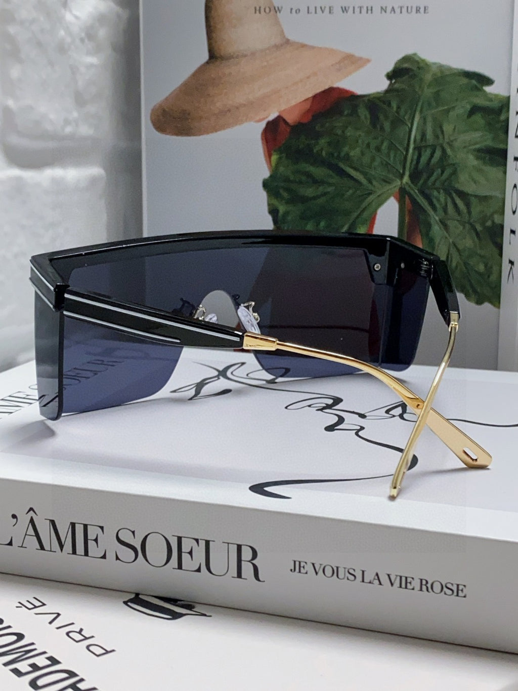 Large frame letter logo fashionable sunglasses