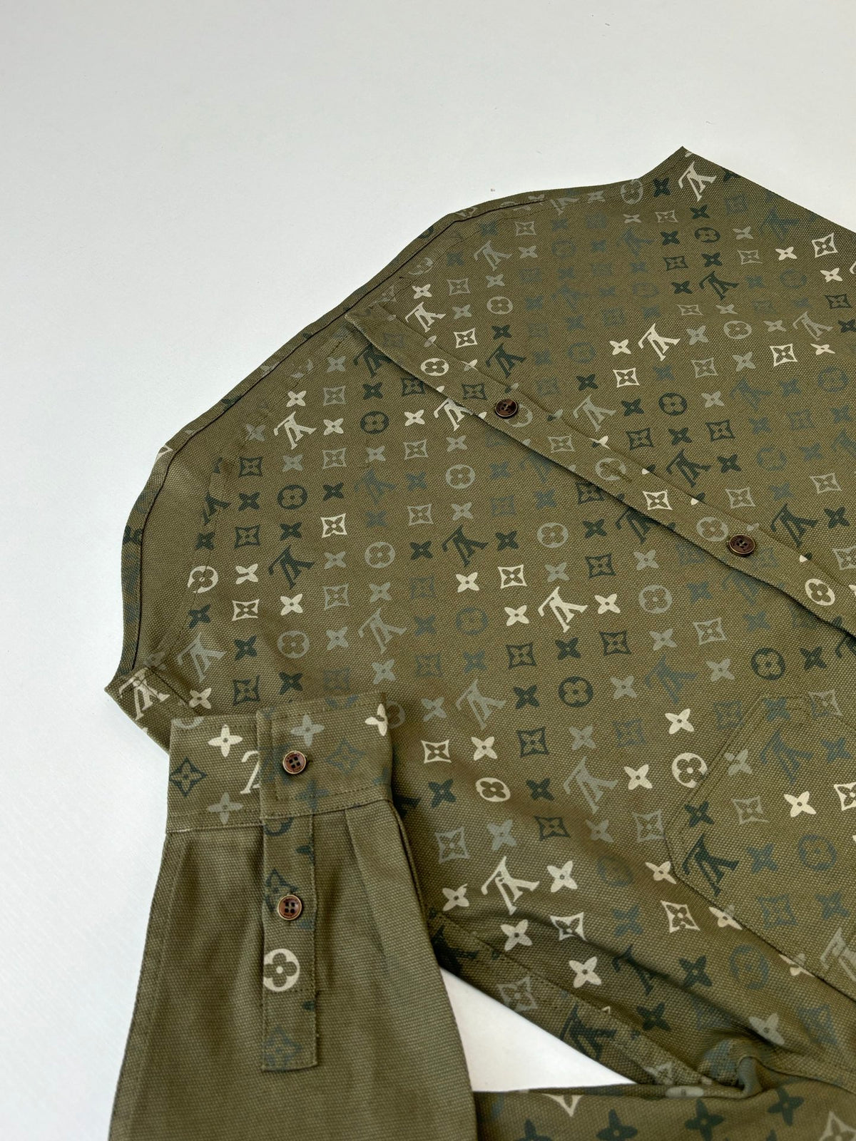 Full printed camouflage pointed collar long sleeved shirt