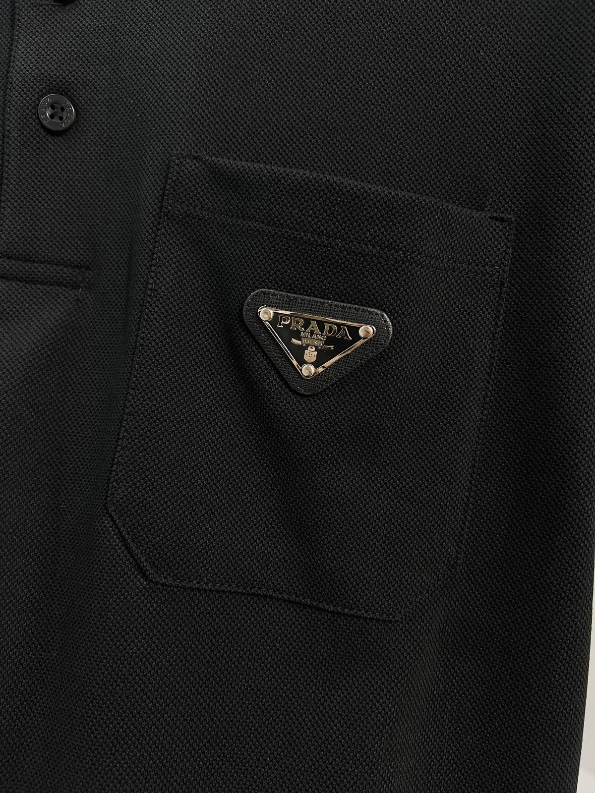 Chest pocket with metal triangle logo, leather seal, letter polo shirt