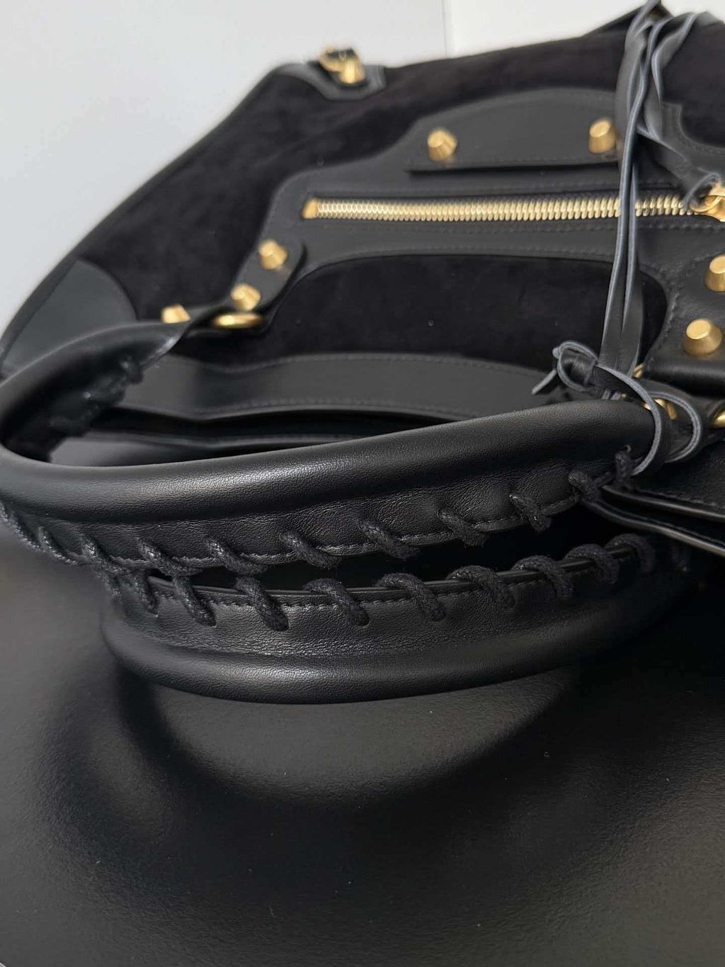 Classic and complex modern style handbag