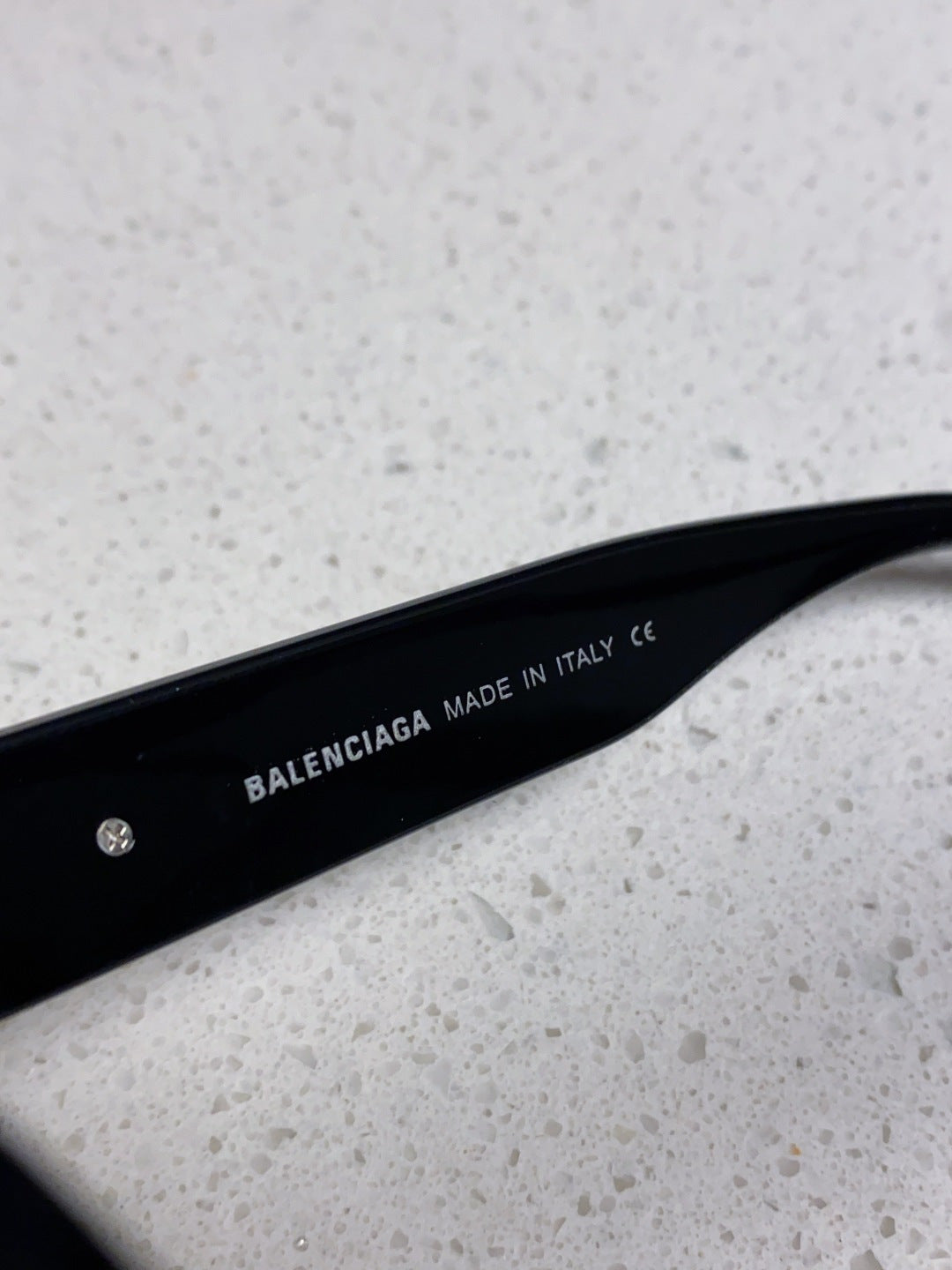 Small frame slimming sunscreen and UV resistant sunglasses