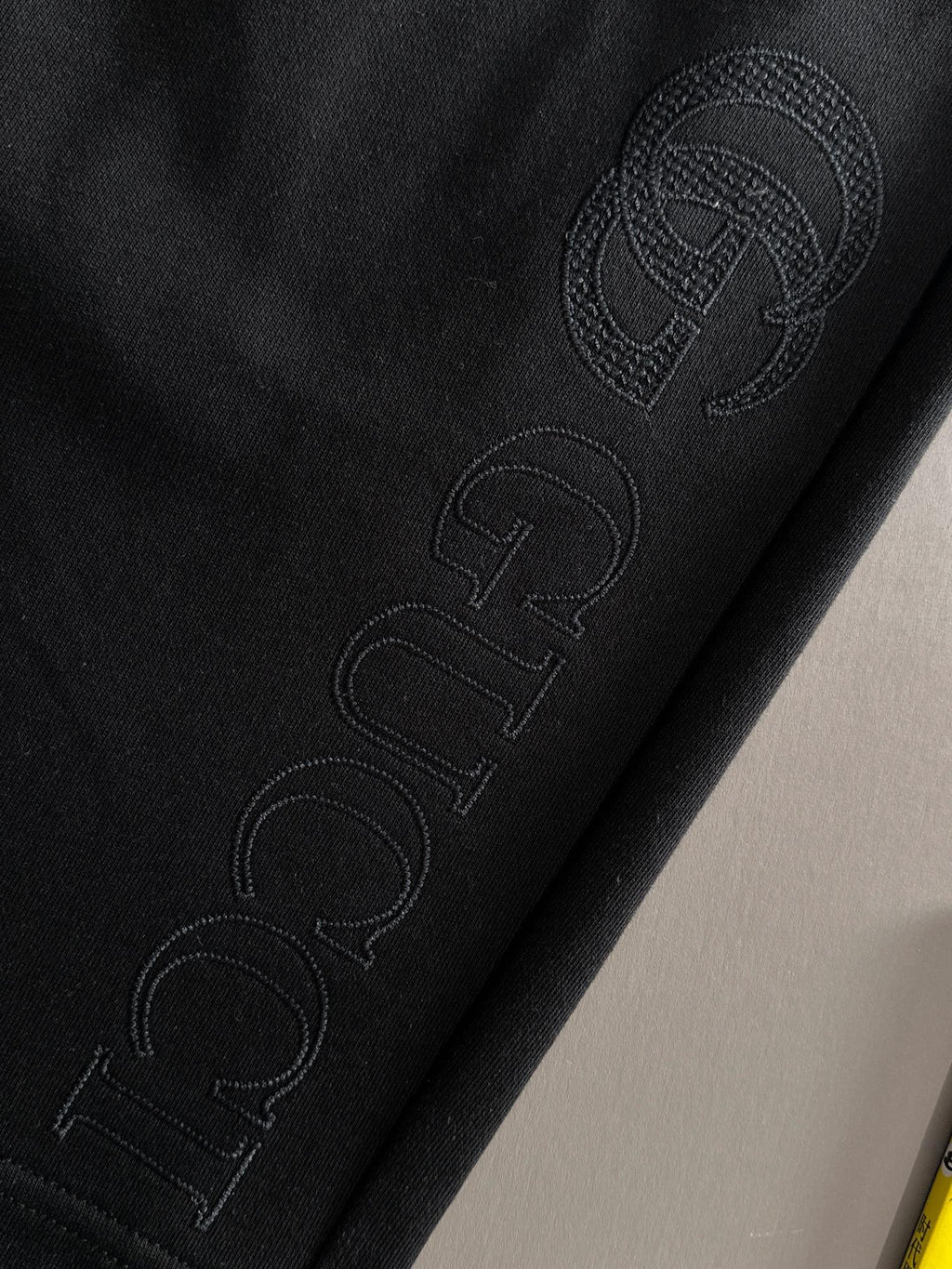 Front grain embroidered logo casual shorts