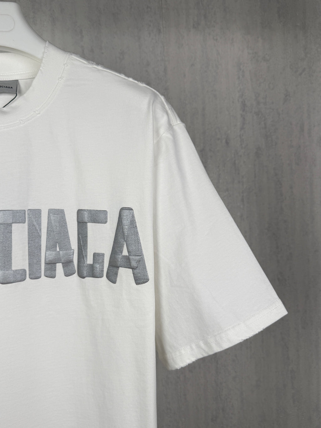 Adhesive tape letter pattern couple's short sleeved T-shirt
