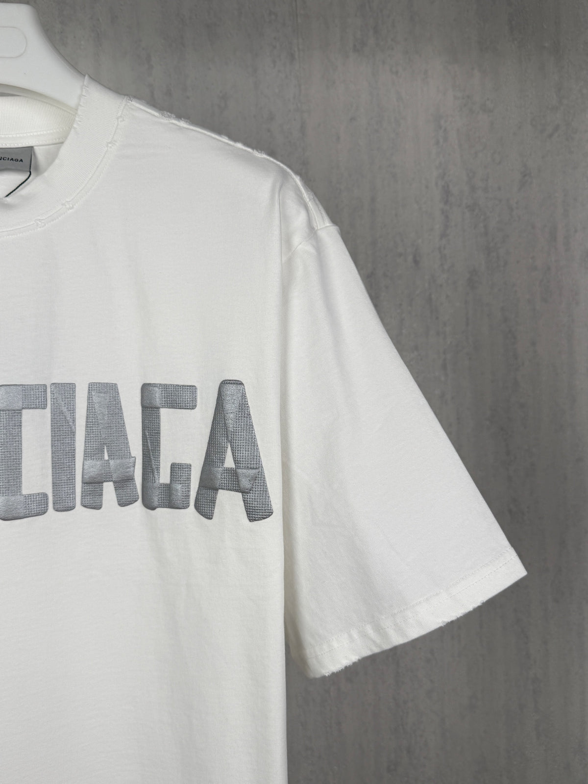 Adhesive tape letter pattern couple's short sleeved T-shirt