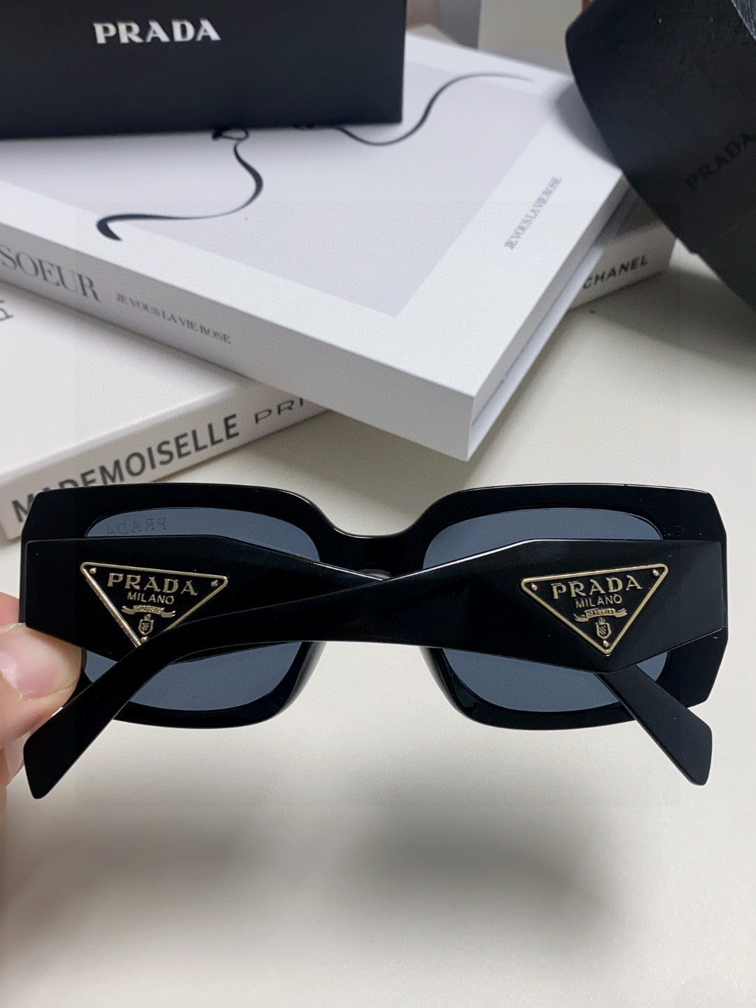 Retro inverted triangle logo sunglasses