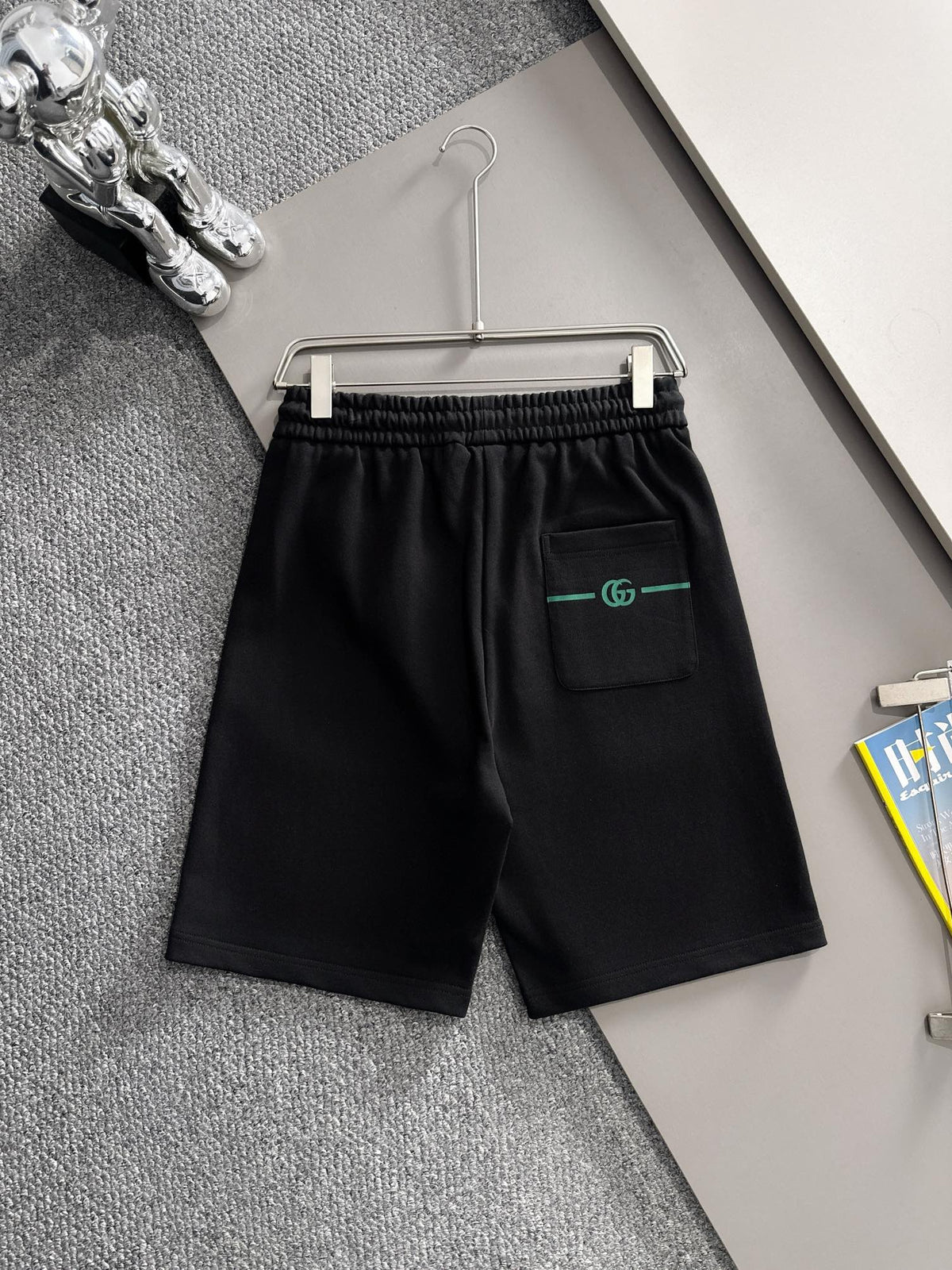 Front grain embroidered logo casual shorts