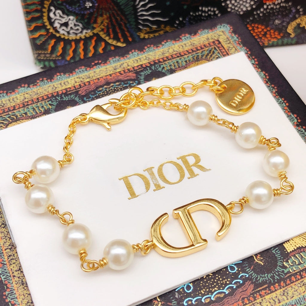 Pearl bracelet smooth surface