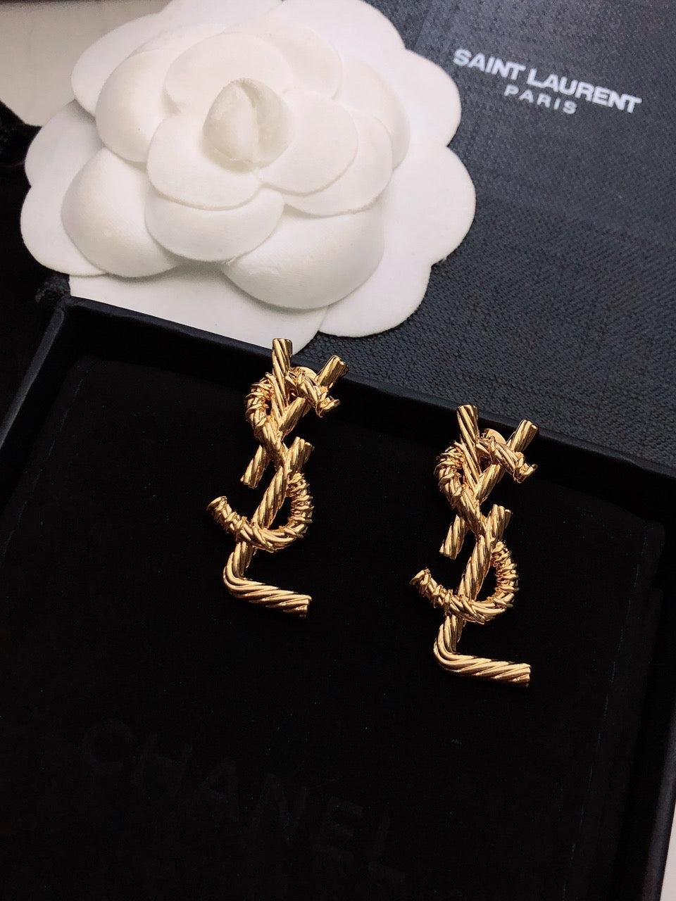 Classic luxury earrings