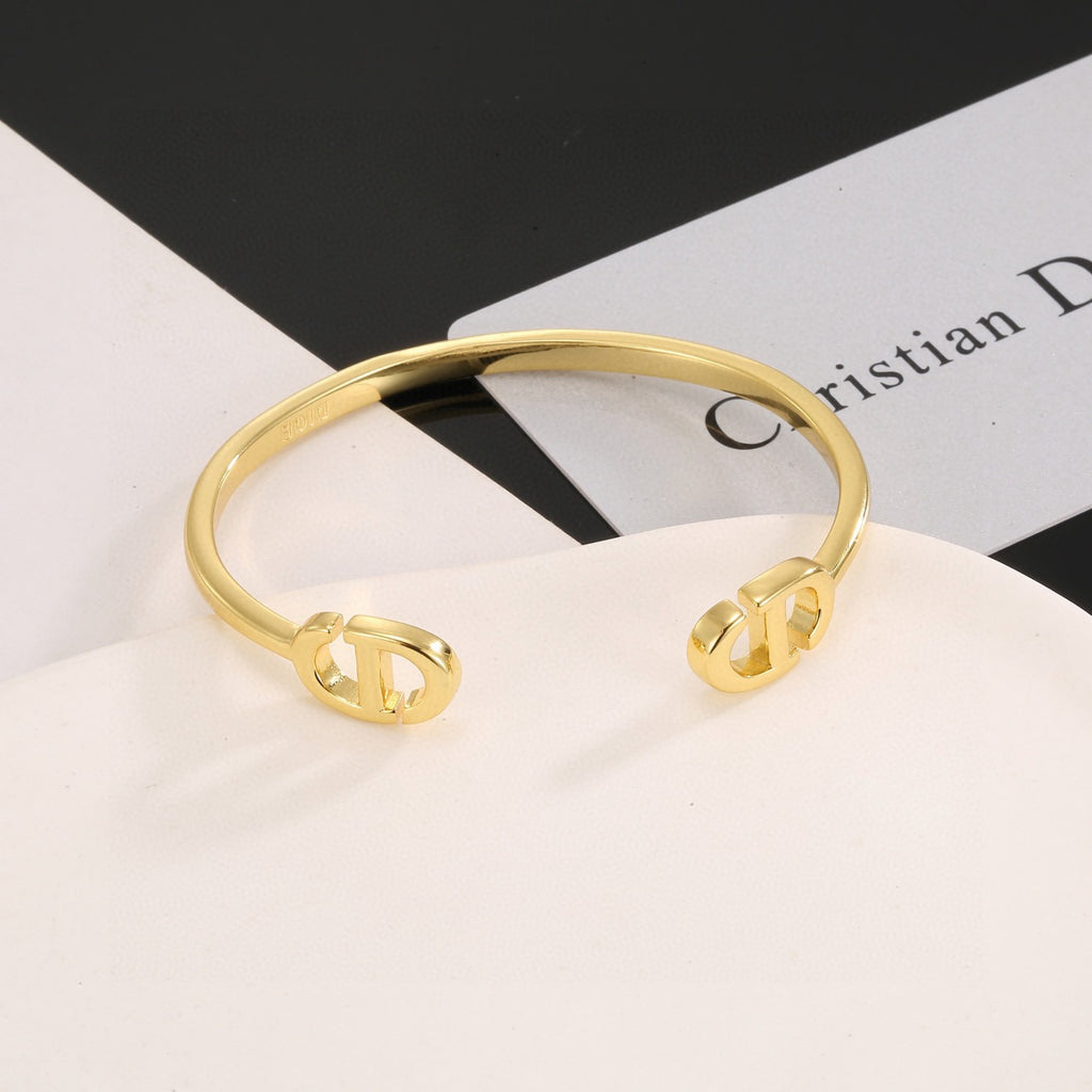 Beautiful mouth bracelet