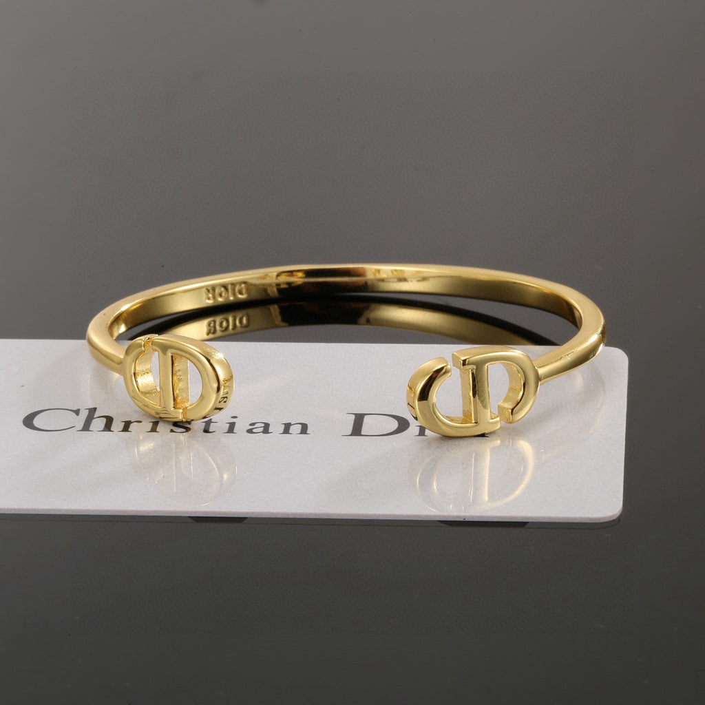 Beautiful mouth bracelet