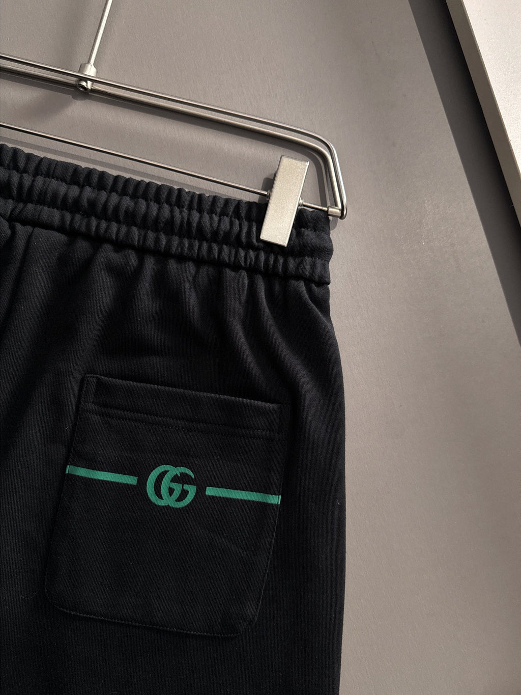Front grain embroidered logo casual shorts
