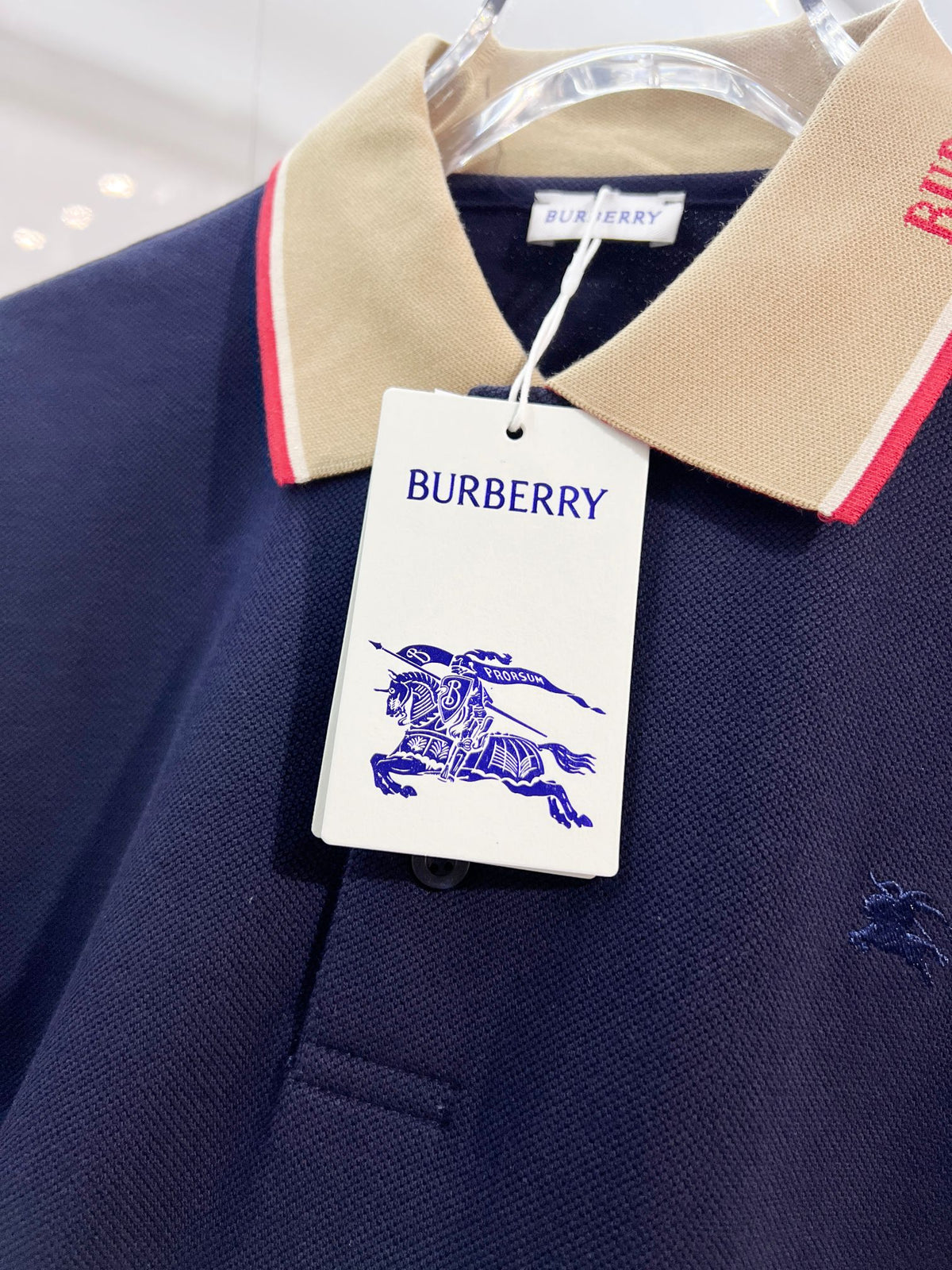Color blocked flat machine collar with dark embroidery letters polo shirt