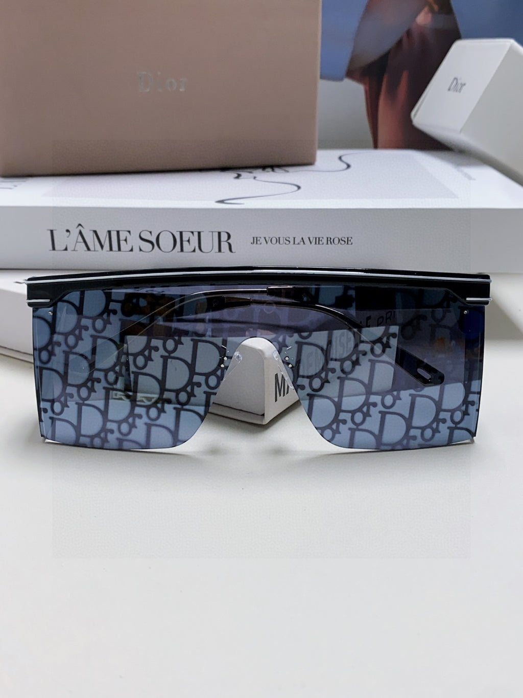 Large frame letter logo fashionable sunglasses
