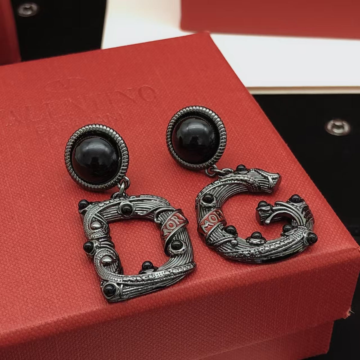 New retro black earrings