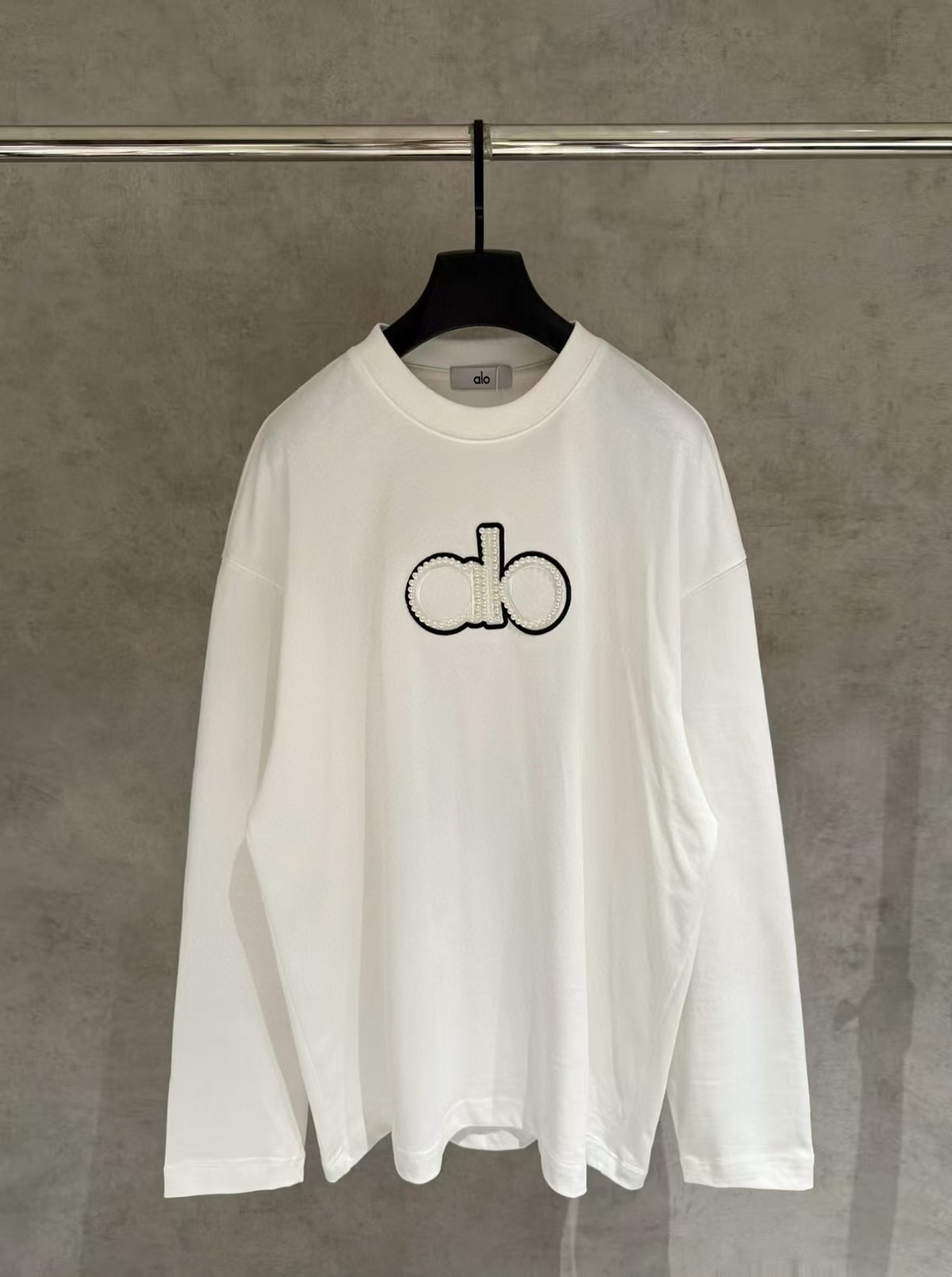 New round neck long sleeved sweatshirt