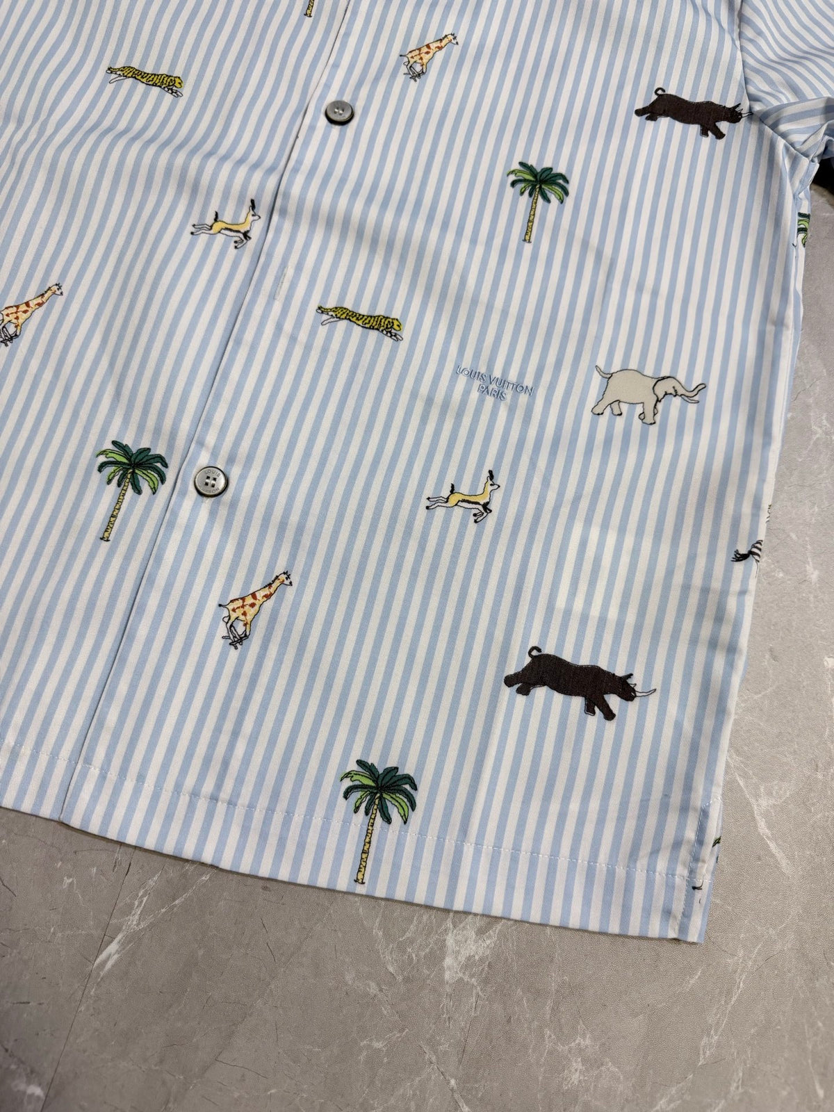 New striped short sleeved shirt decoration