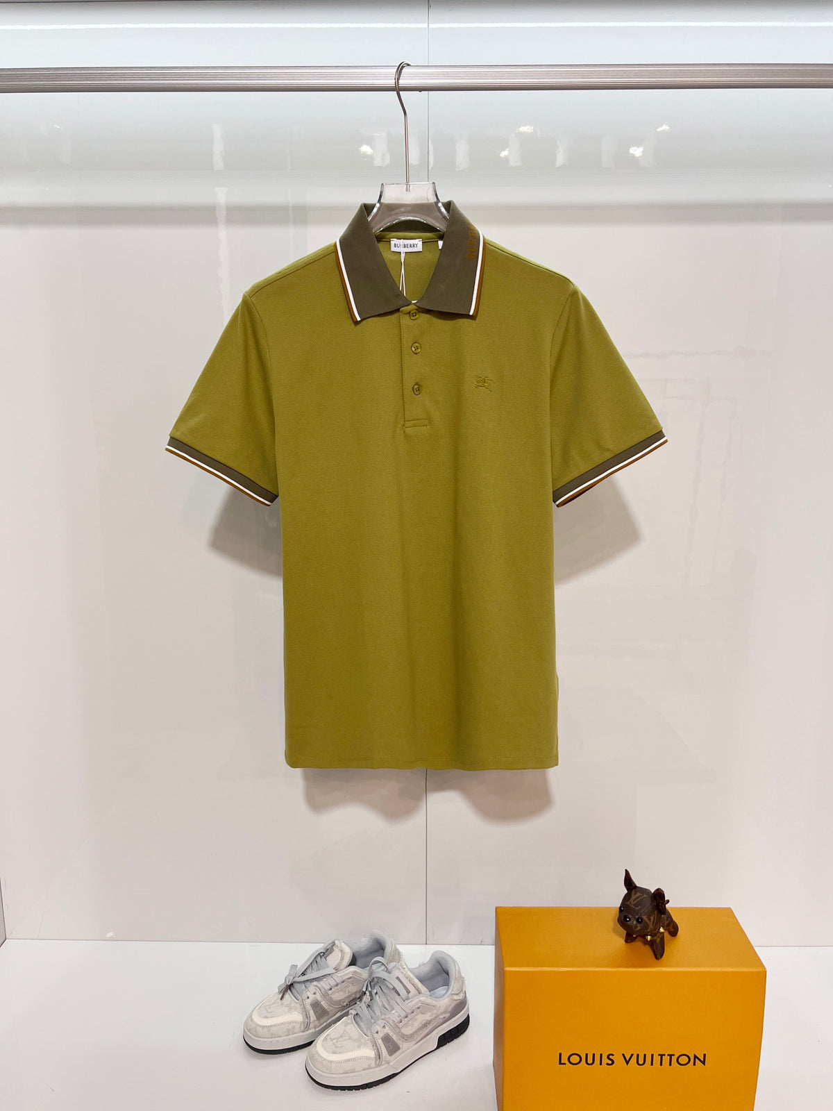 Color blocked flat machine collar with dark embroidery letters polo shirt