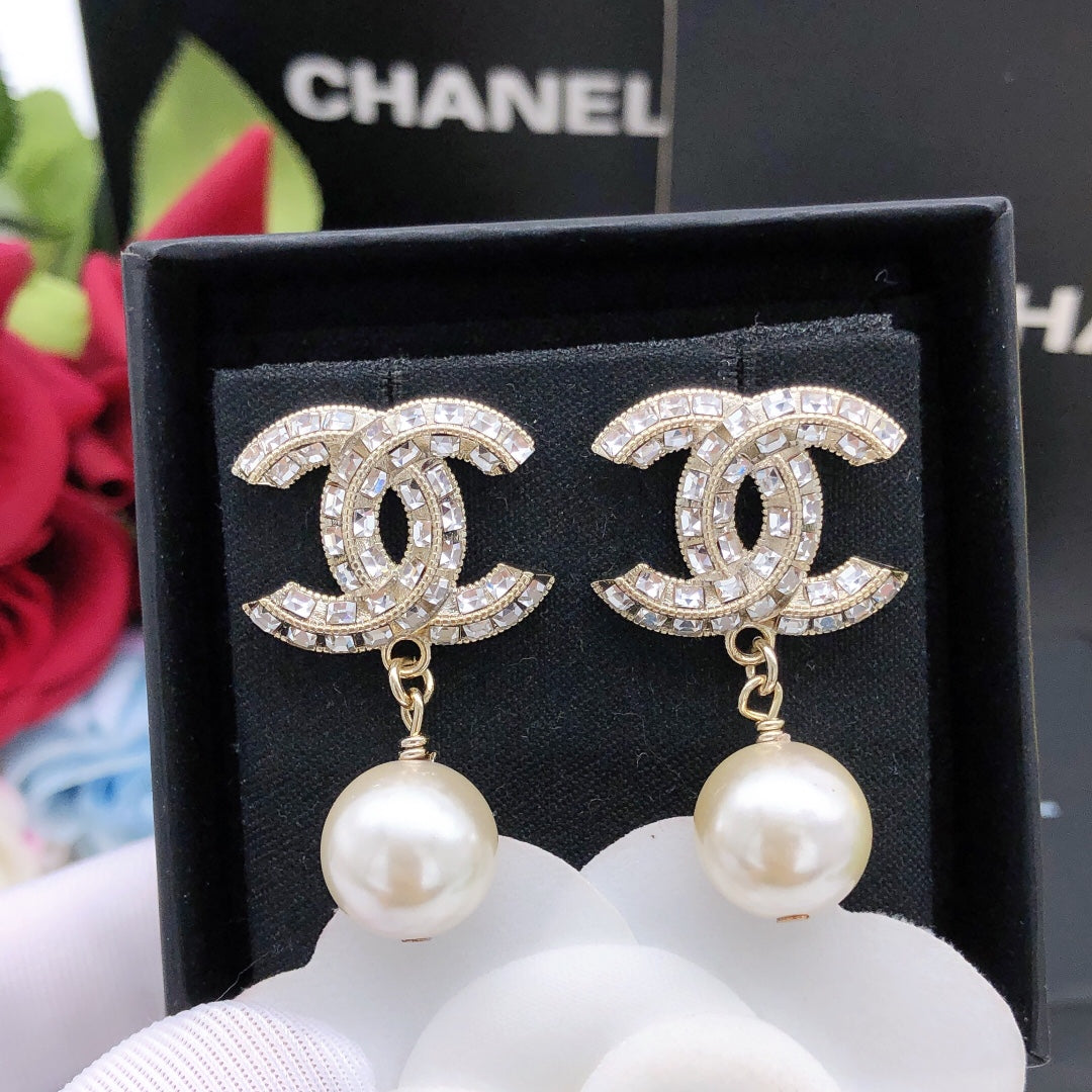 Hanging pearl earrings