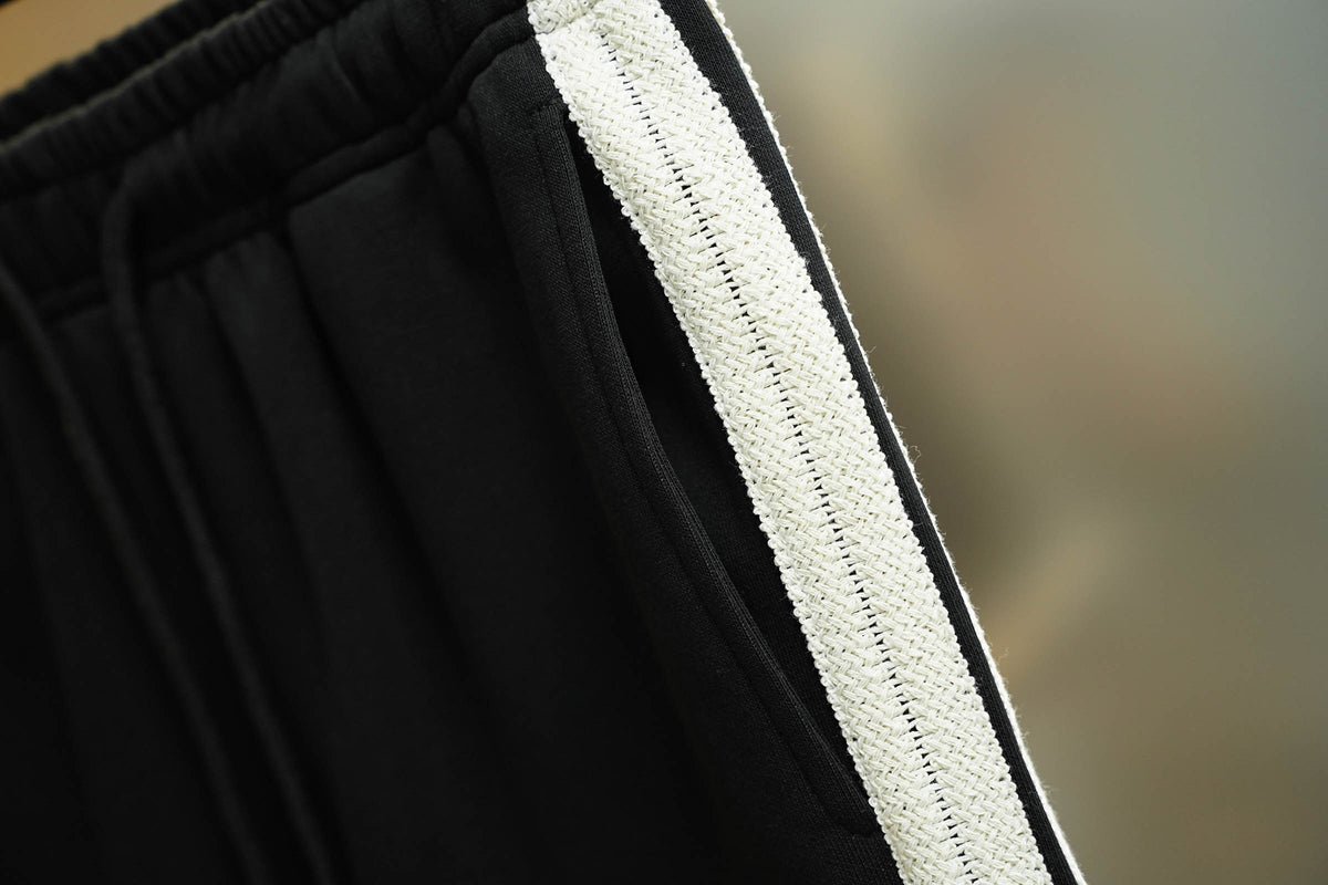 Knitted fabric embroidered shorts