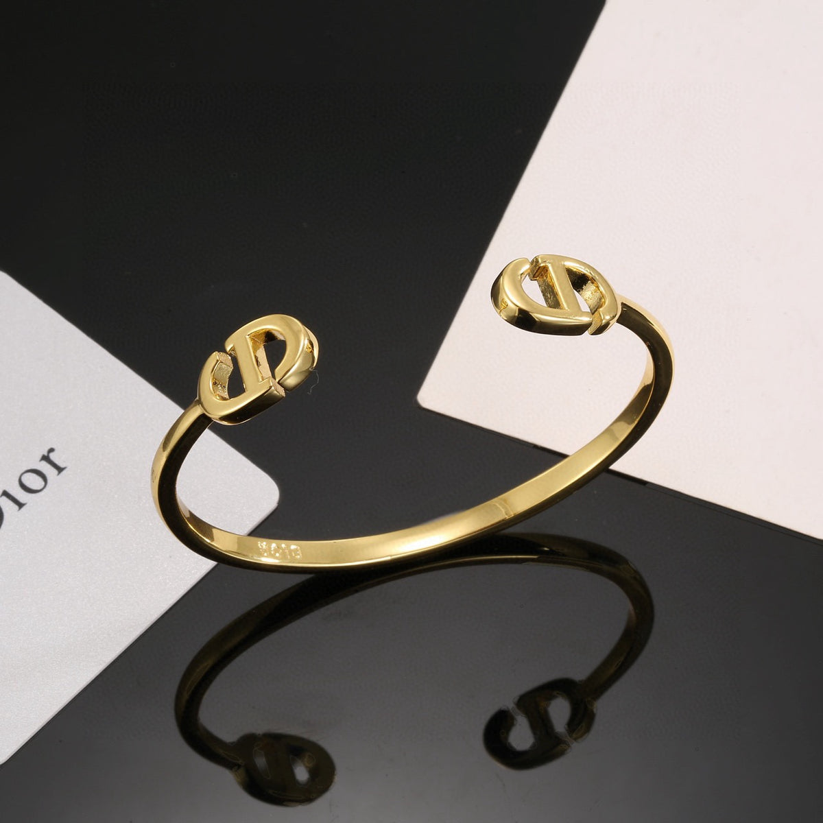 Beautiful mouth bracelet