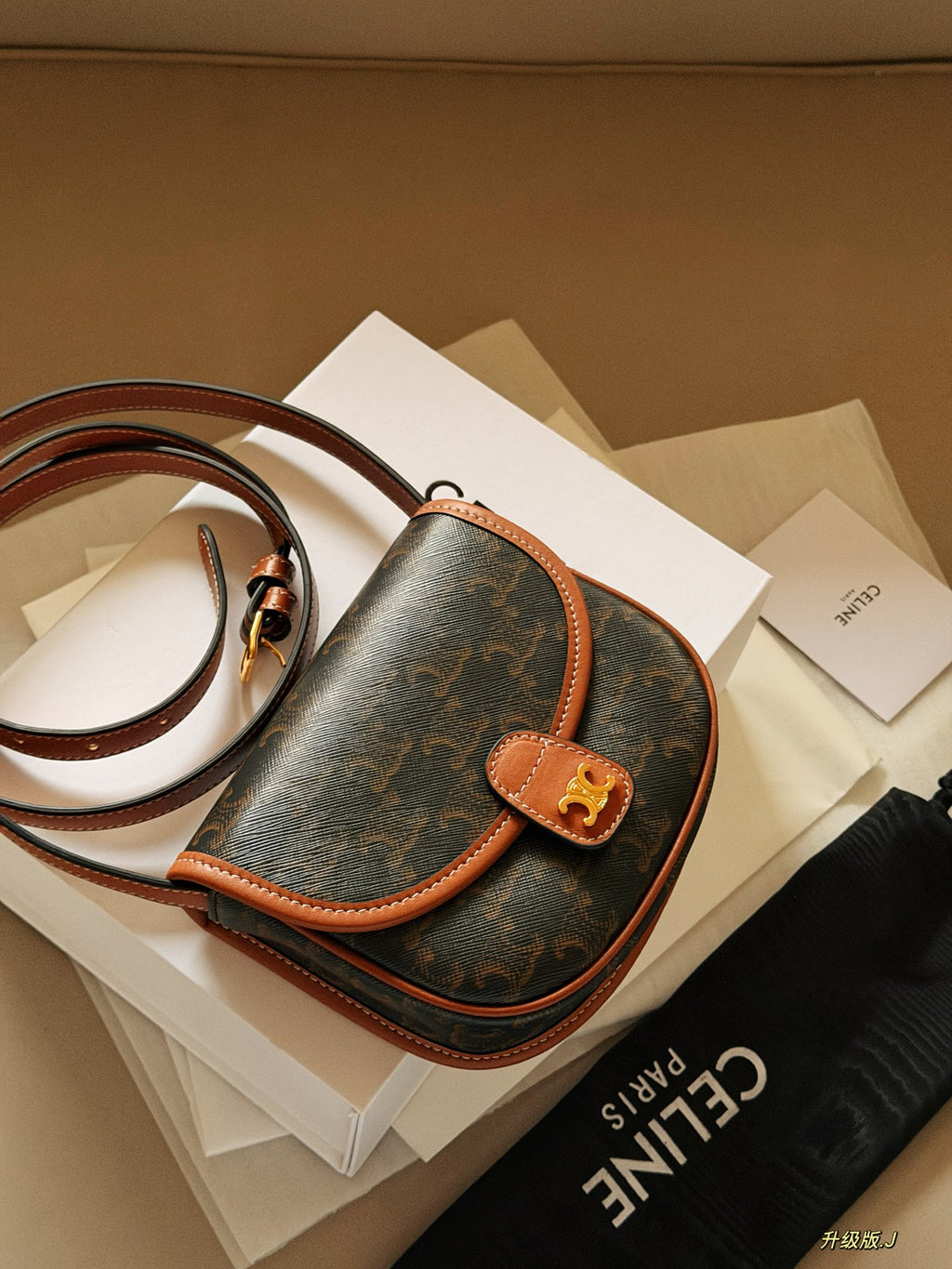 Small label saddle bag