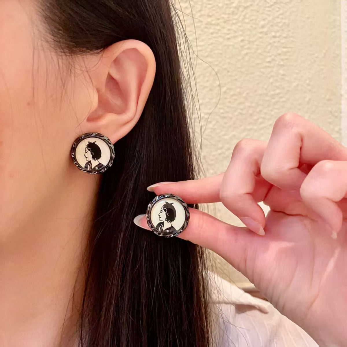 New round portrait earrings