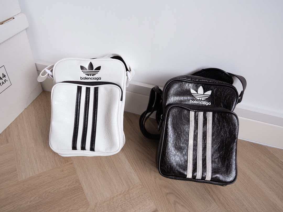 Co branded vintage three bar shoulder bag crossbody bag for both men and women