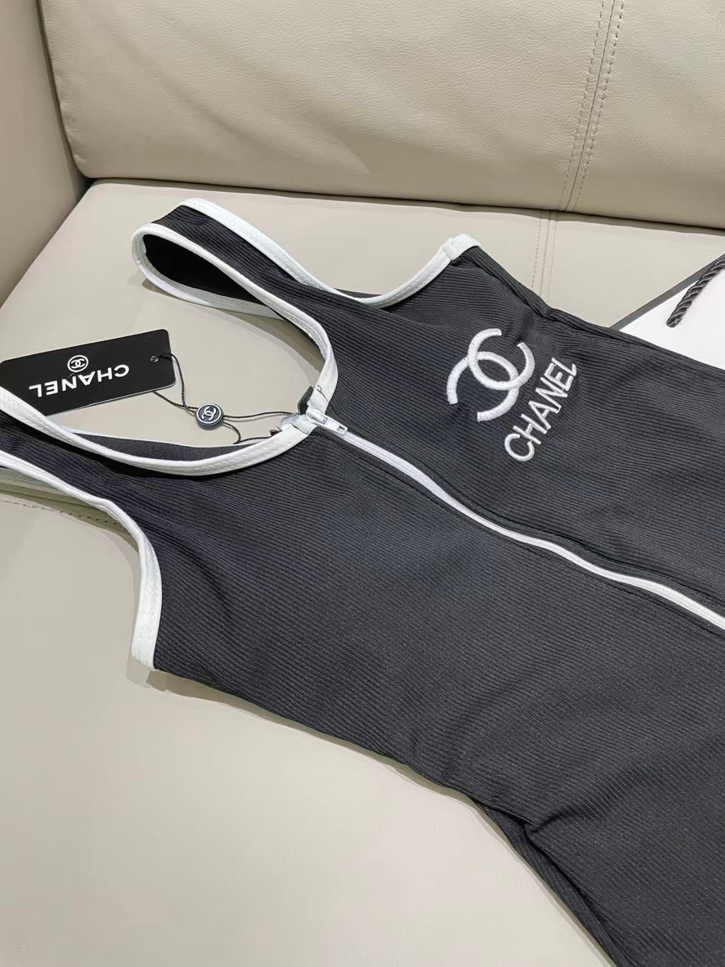 New one-piece swimsuit with chest cushion