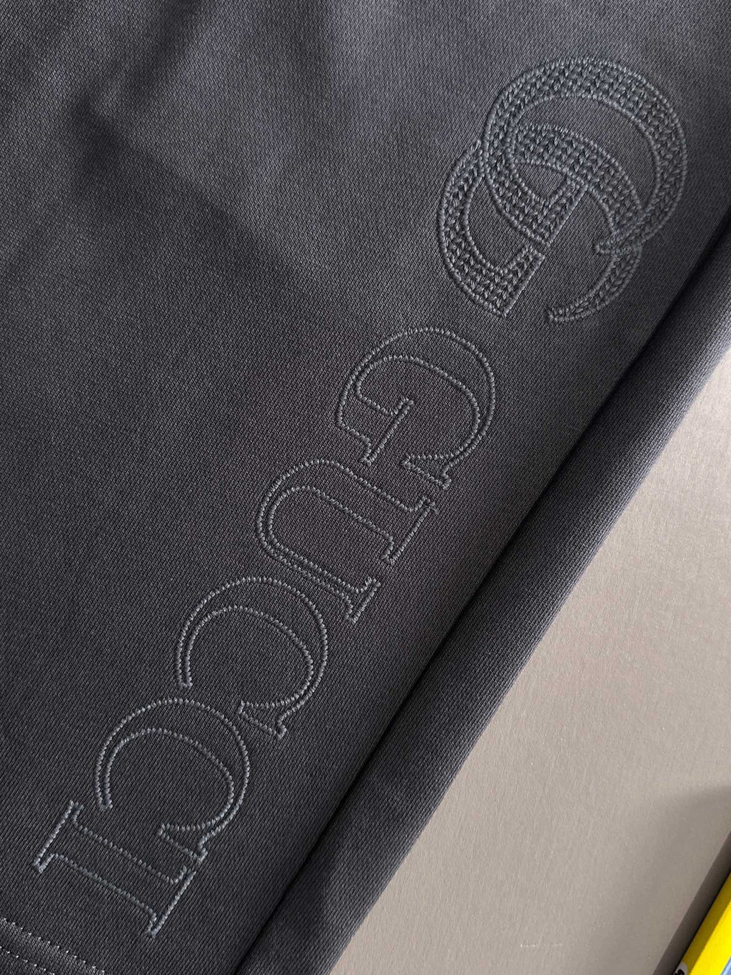 Front grain embroidered logo casual shorts
