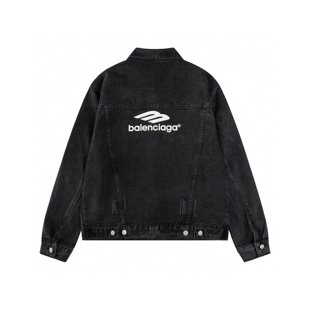 Heavy industry washing and grinding to make old denim jackets