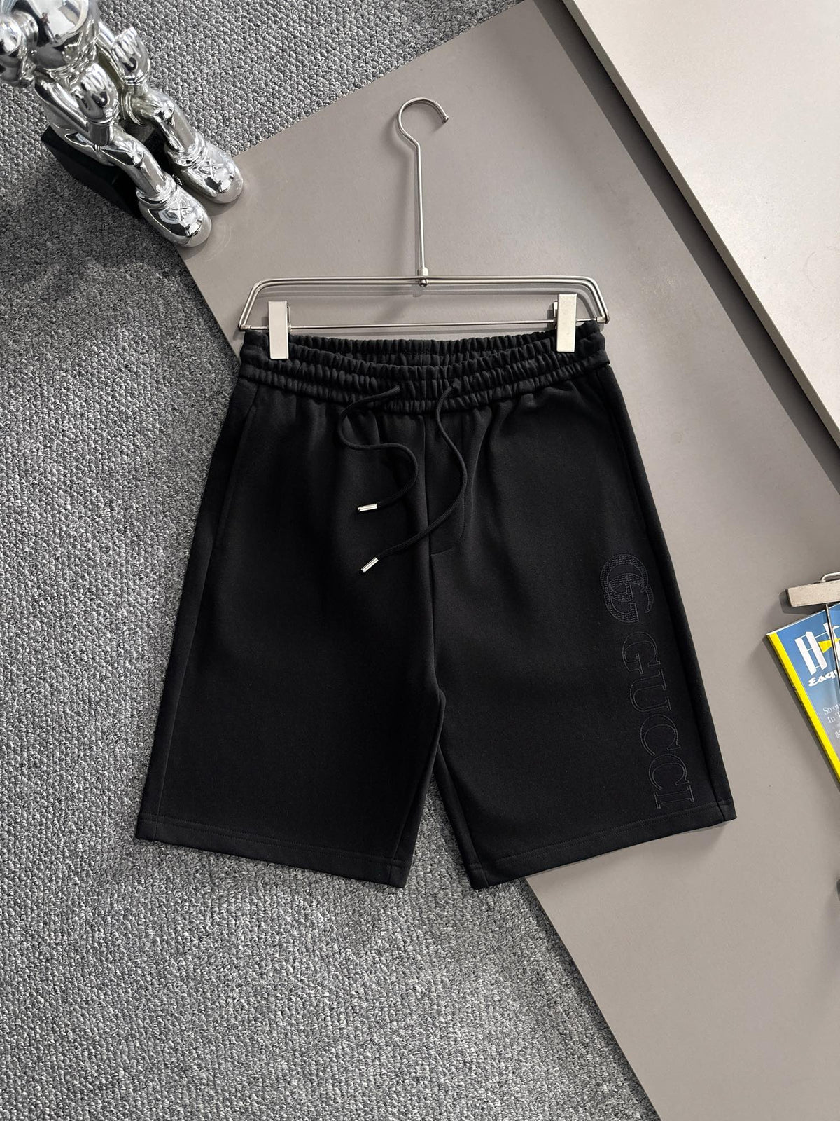 Front grain embroidered logo casual shorts