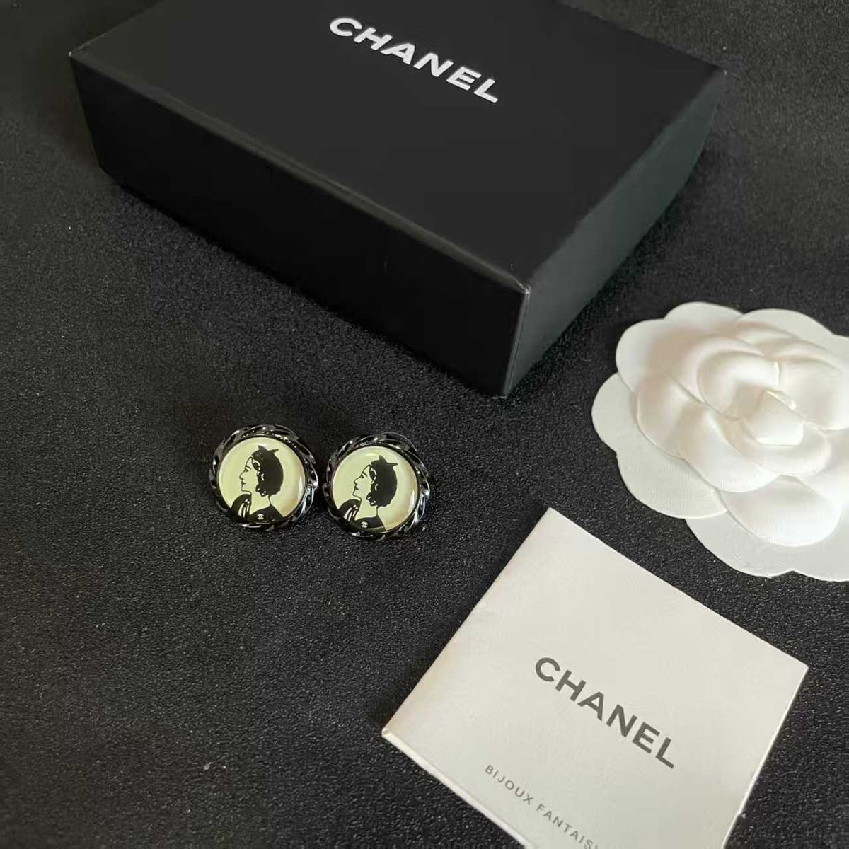 New round portrait earrings